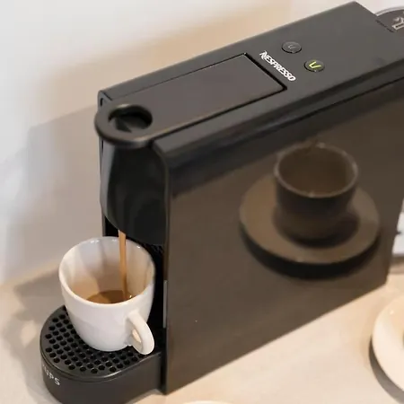 Astra-timeless Elegance In Center דירה קומו