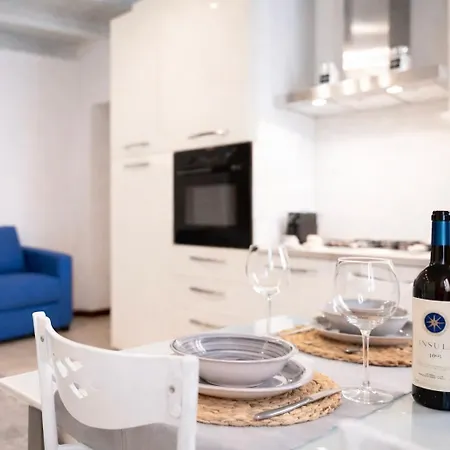 Astra-timeless Elegance In Center דירה קומו