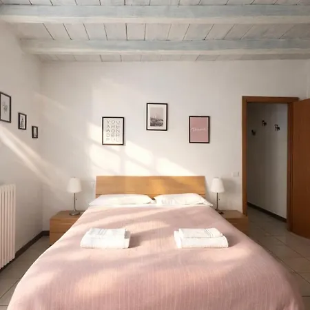 Astra-timeless Elegance In Center קומו